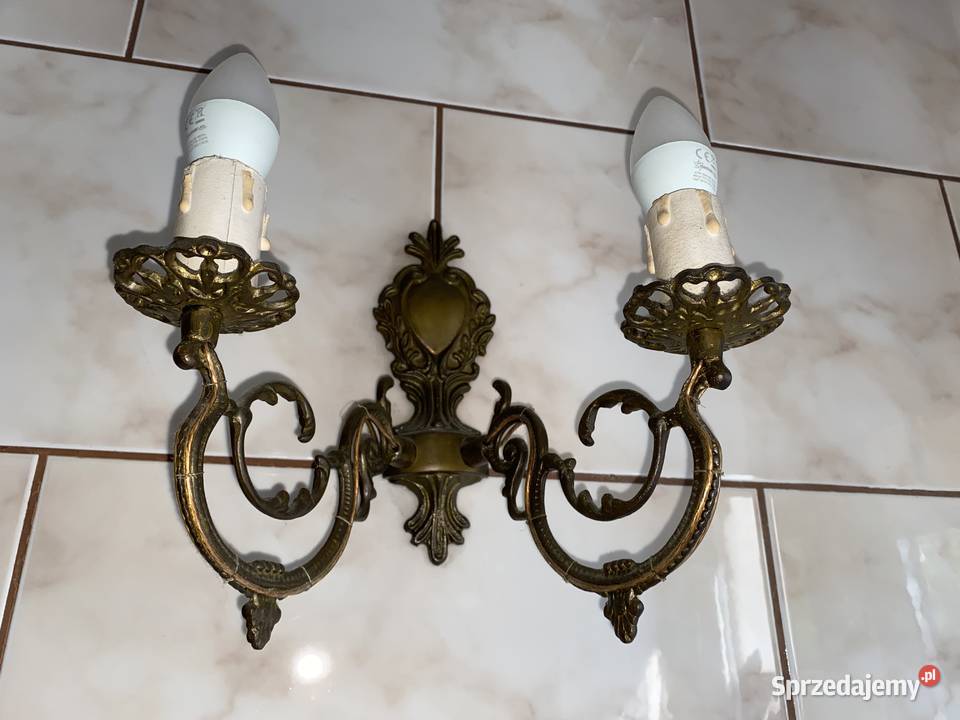 6 żyrandoli mosiężnych i 10 kinkietów