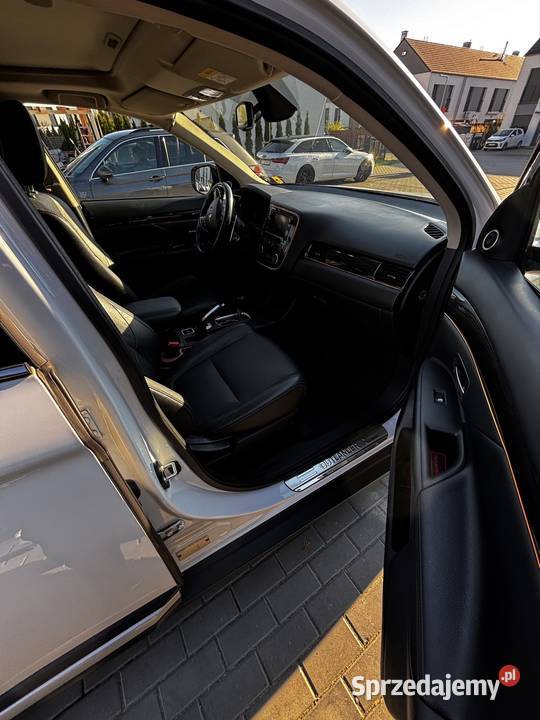 Mitsubishi Outlander 20 Intense Navi 4WD CVT LPG światła LED Komorniki sprzedam