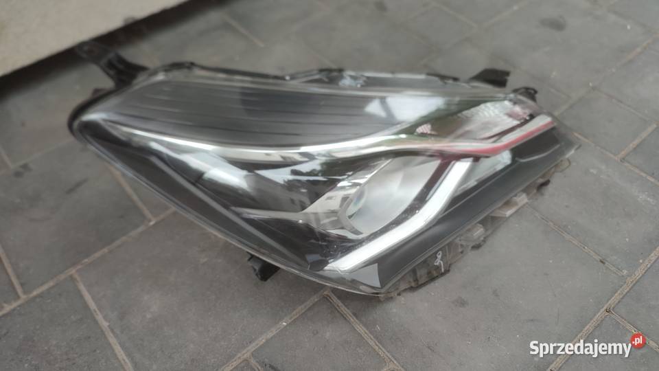 Lampa Toyota Yaris III prawy przód osobowe Czarnków