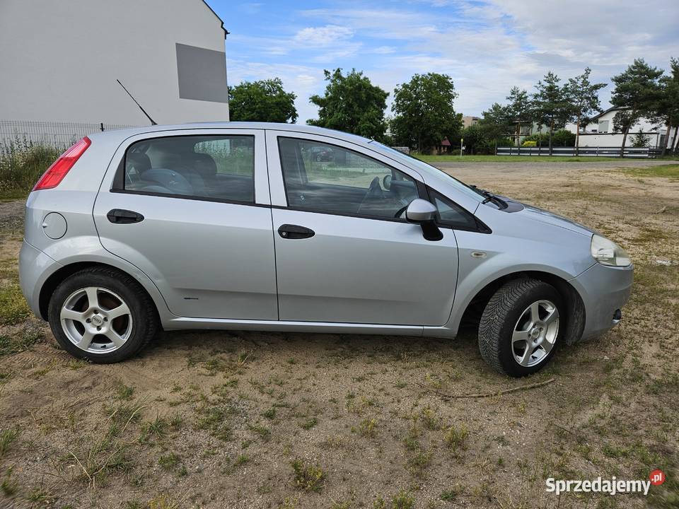 FIAT GRANDE PUNTO 14 BENZYNA 2008 9 300 75KM