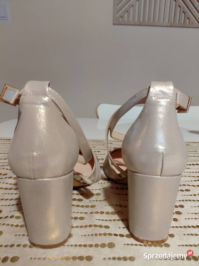 Buty damskie na obcasie Półbuty