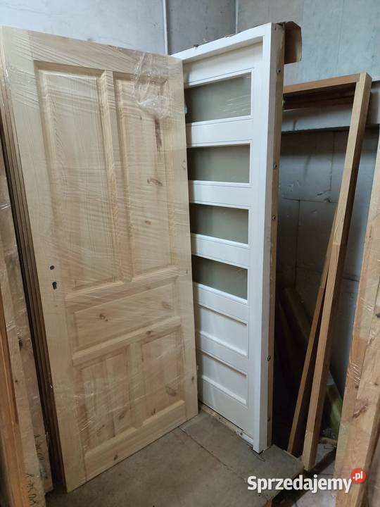 Prawdziwe sosnowe drzwi drewniane