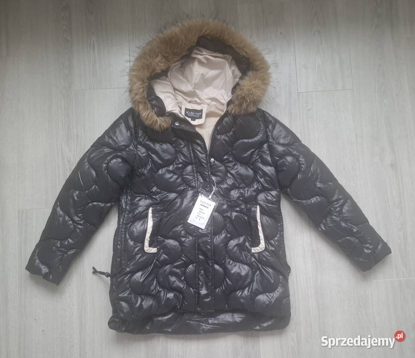 Zimowa kurtka puchowa z futerkowym kapturem czarny