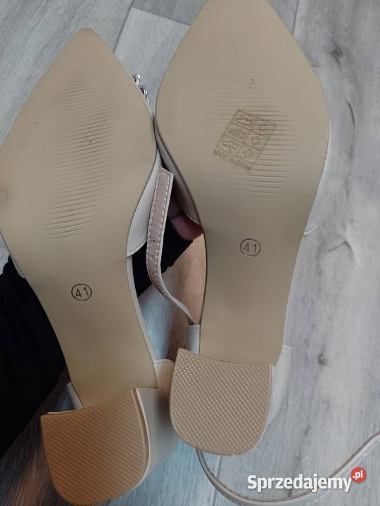 4041 Beżowe bogato zdobione czółenka wieczorowe Kraków