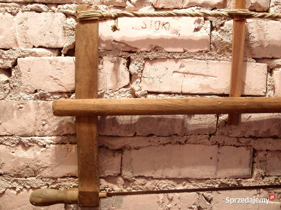 Zabytkowa duża ręczna piła do drewna w starym