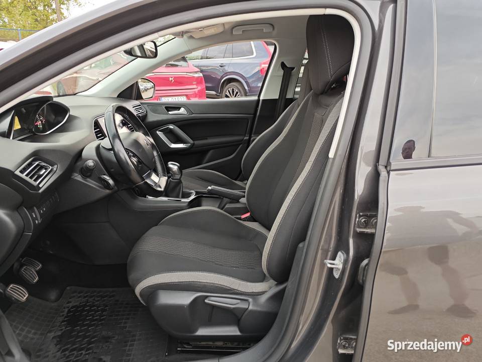Hatchback 5d 12 PureTech 110 Manual2 x Klucz Rok produkcji 2017 Warszawa sprzedam