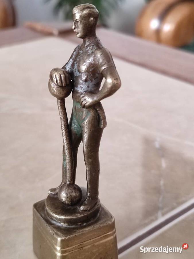 Statuetka sportowca z brązu Richard Thuss lubelskie Janów Lubelski