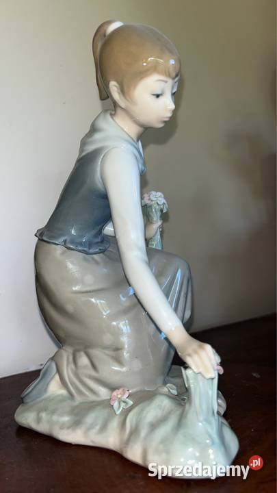 Figurka Dziewczyna zrywająca kwiaty Lladro Gdańsk