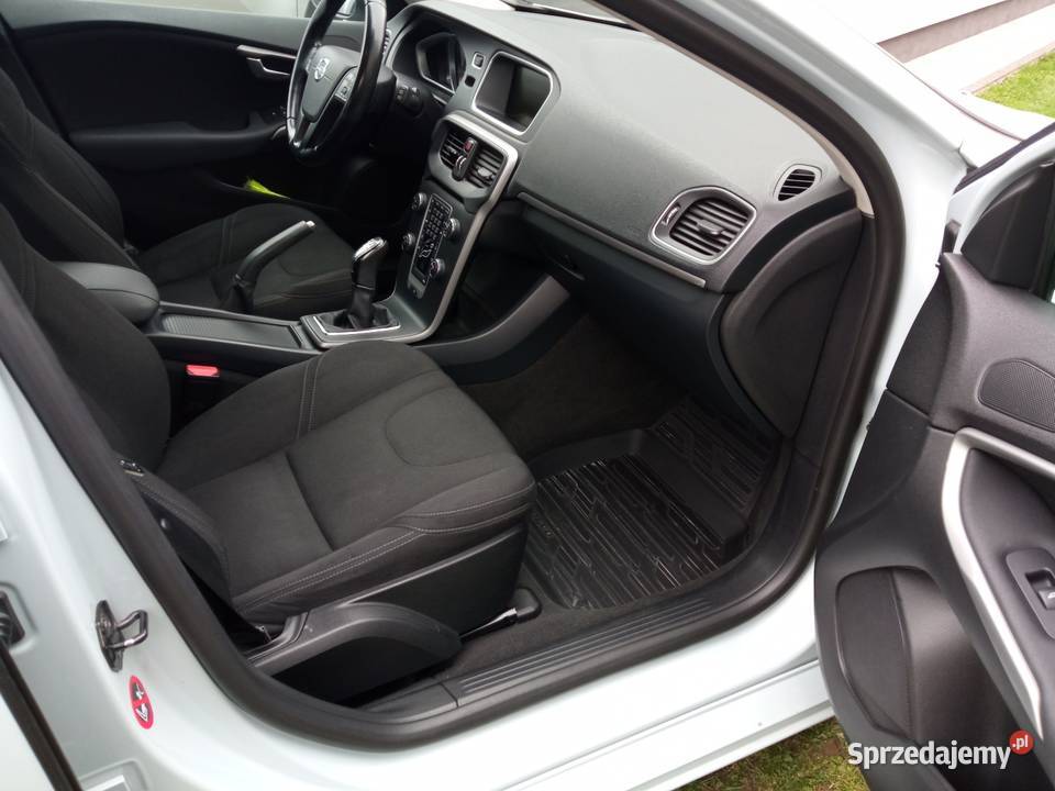Sprzedam Volvo V40 D2 Momentum 16D Gromnik