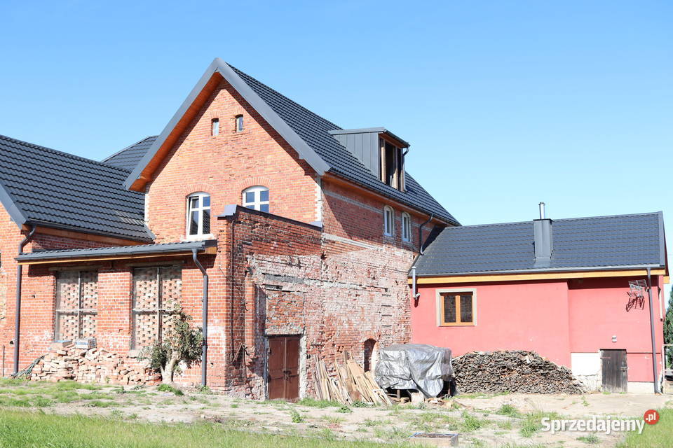 Piękny poniemiecki budynek starej mleczarni w Możdżanowo