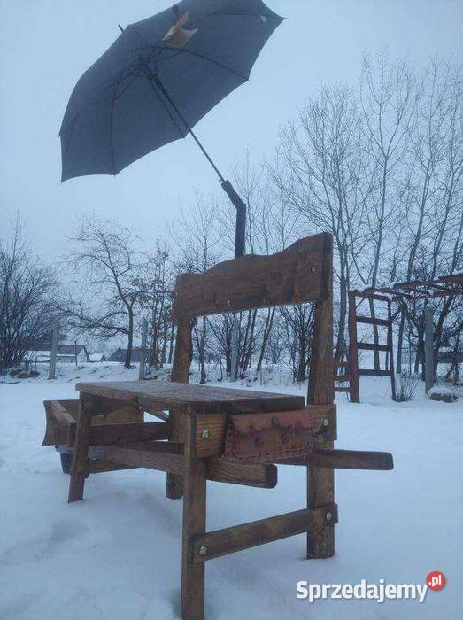 Troskliwa ławeczka z miejscem na skrzynkę piwa Ławki Długołęka-Świerkla