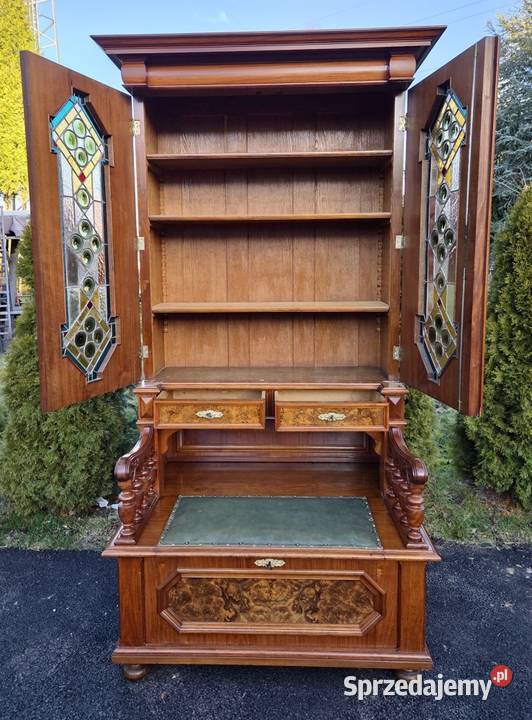 Orzechowa bibliotecza z ławką i pięknym witrażem Szczecin