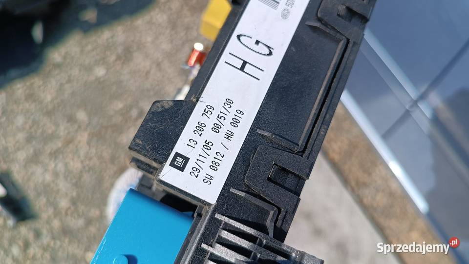 SKRZYNKA BEZPIECZNIKÓW 13206759 OPEL ZAFIRA B 19 Radłów