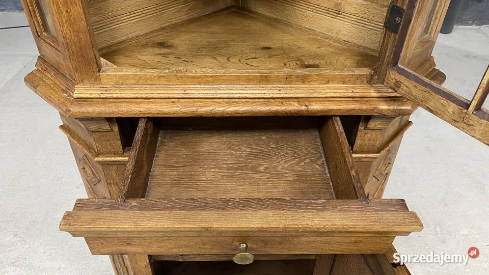 Klasyczna narożna witryna dębowa w rustykalnym