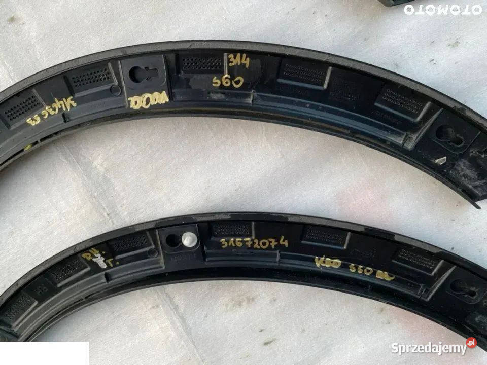 Volvo S60 CC listwa błotnik prawy tył 31672074 Karoseria