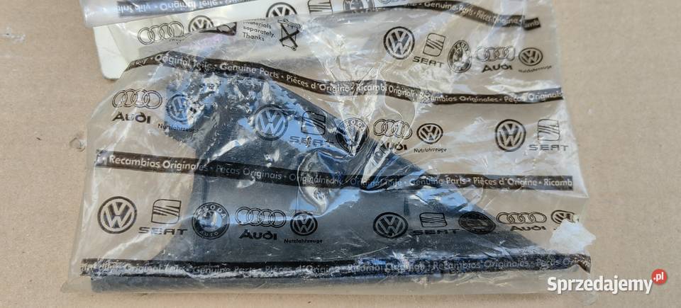 8D5857570 AQ4 AUDI A4 B5 SEDAN TRÓJKĄT DRZWI Rożnów