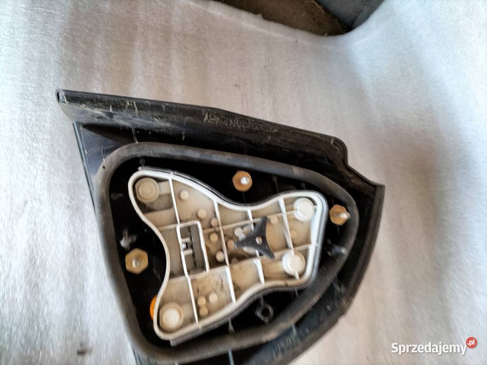 Mitsubishi Carisma LAMPA TYŁ TYLNA LEWA