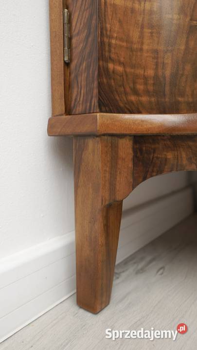 Antyczna narożna komoda z drewna orzechowego Jerka