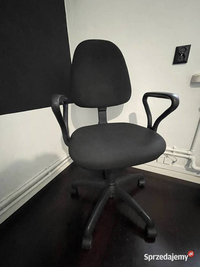 Fotel biurowy czarny na kółkach z poręczami obrotowy krzesło