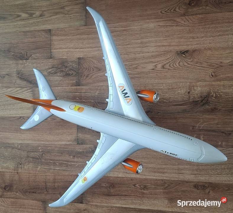 Duży samolot pasażerski AirBus z napędem jeździ biały Zielona Góra