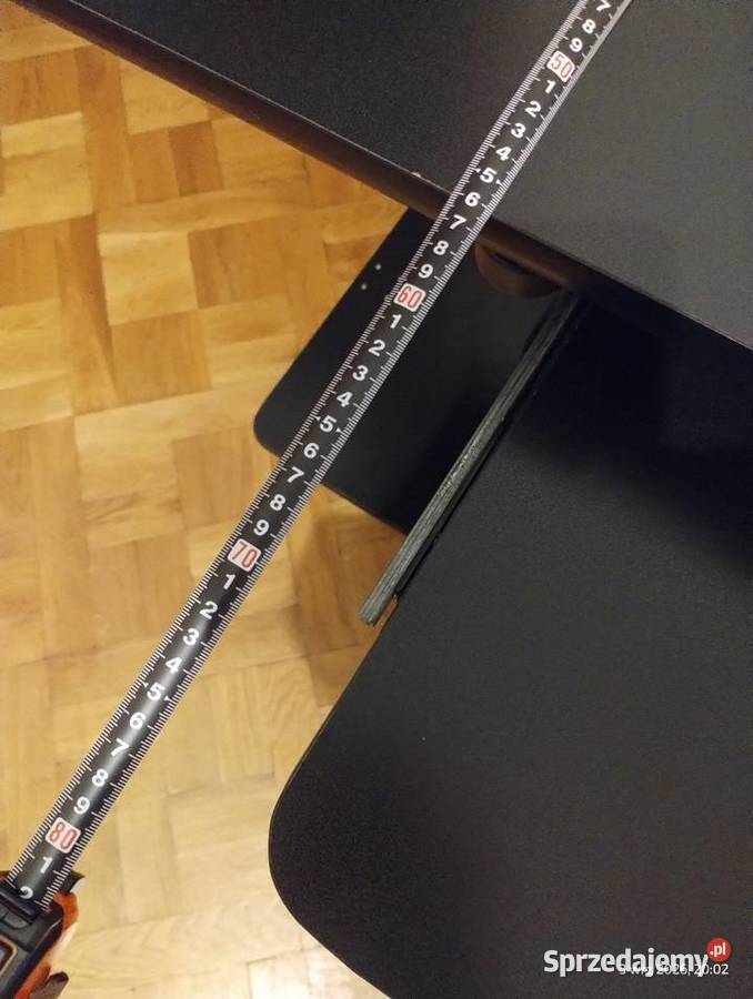 Biurko czarne z wysuwanym blatem pod klawiaturę