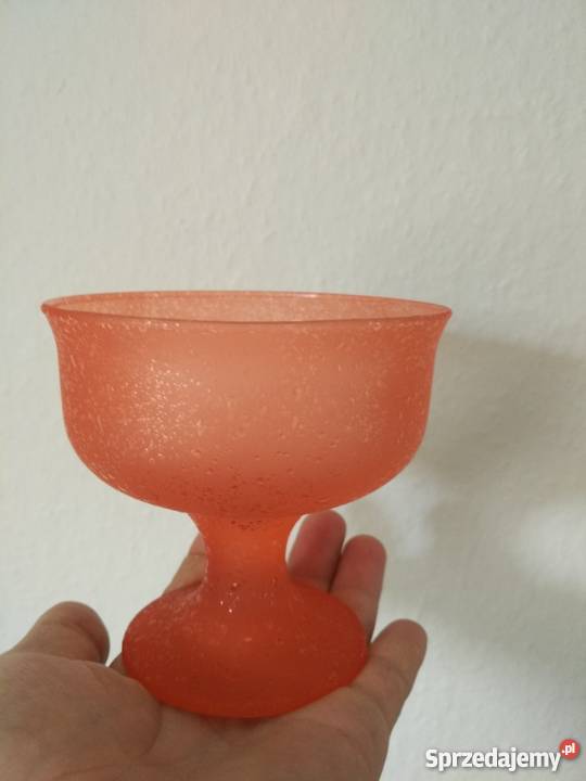 Pomarańczowe szklane pucharki