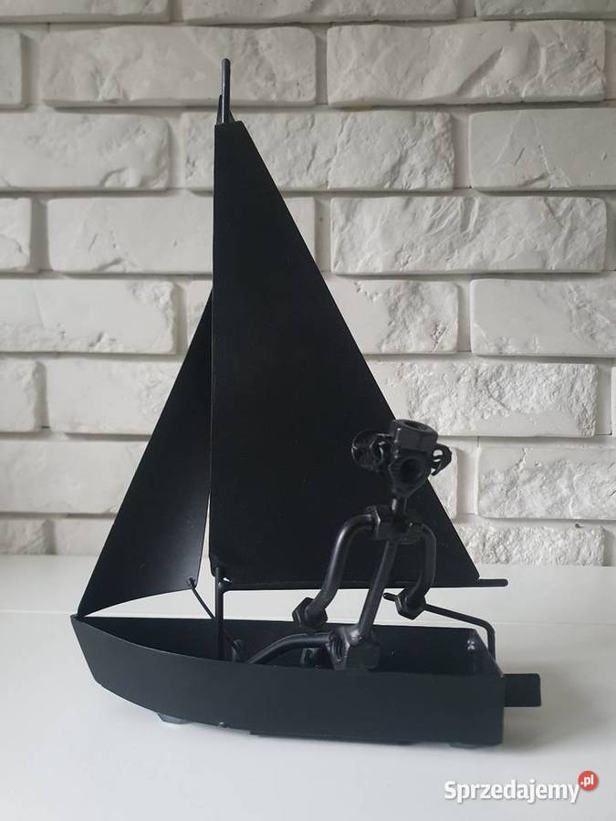 Żarówka łódź rzeźba metaloplastyka ludzik Solnica