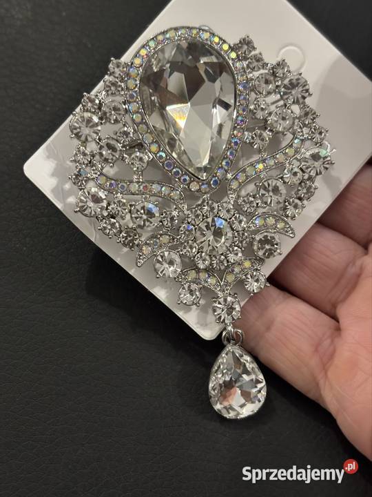 Elegancka biżuteryjna broszka z ruchomą łezką