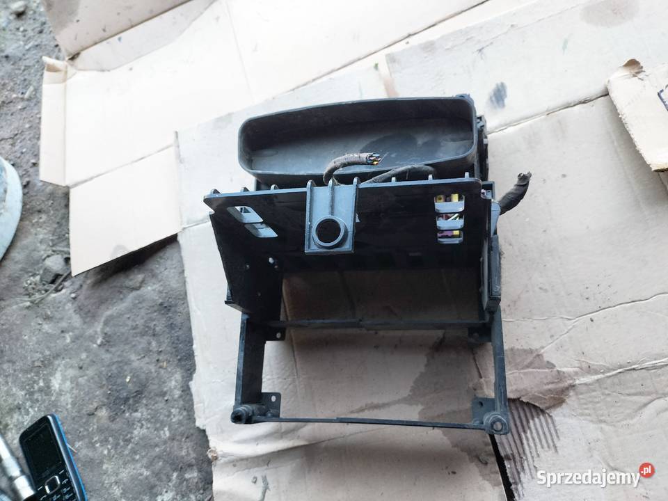 AUDI 80 B3 ŚRODKOWY PANEL NAWIEWU RAMKA RADIA osobowe Pozostałe