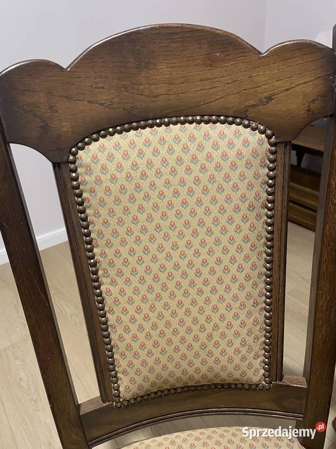 stół drewniany z krzesłami