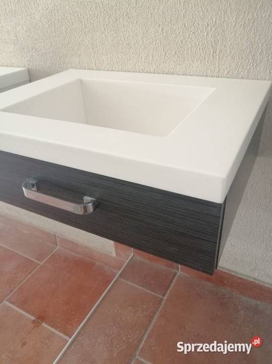 Szafki podwieszane z blatem z Corianu do