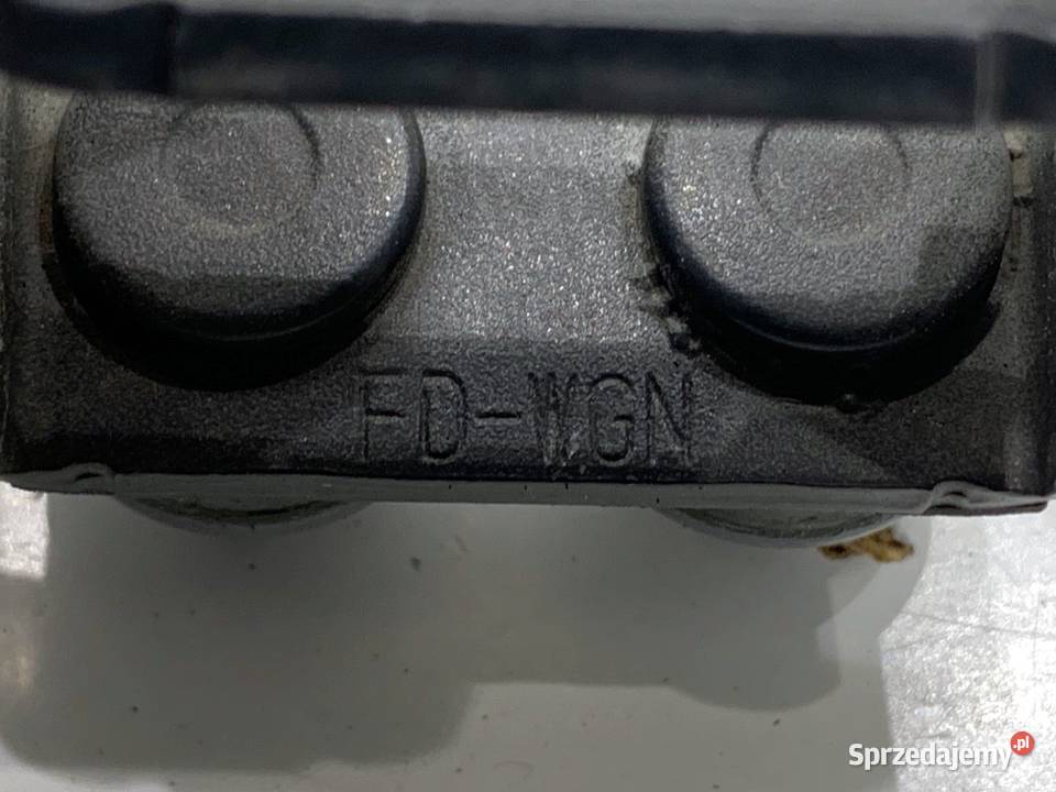 ZAWIAS KLAPY TYŁ KOMPLET KIA CEED Crossover osobowe Zawiasy, bolce i prowadnice