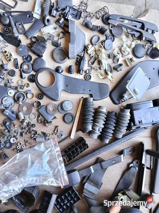 Kołki plastiki śruby zaślepki wyposażenie osobowe Frysztak