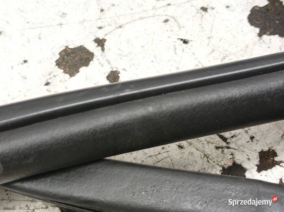 USZCZELKA DRZWI LEWY PRAWY PRZÓD WNĘKI KOMBI KPL Rok produkcji 2010