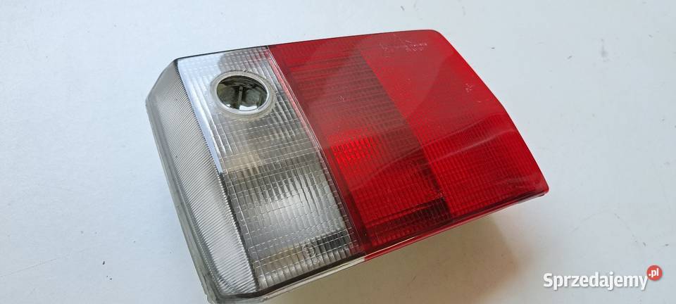 Lampa tylna wewnętrzna prawa 8A9945094 Audi 80 Luzino