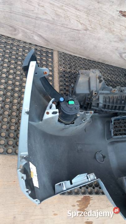 TOYOTA AURIS I ZDERZAK PRZÓD 8S1 HALOGEN osobowe Pasy przednie i tylne Zbierkowo