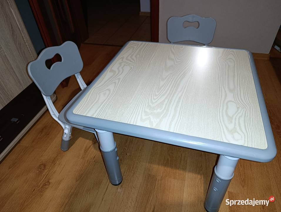 Stolik z krzesełkami dzieci