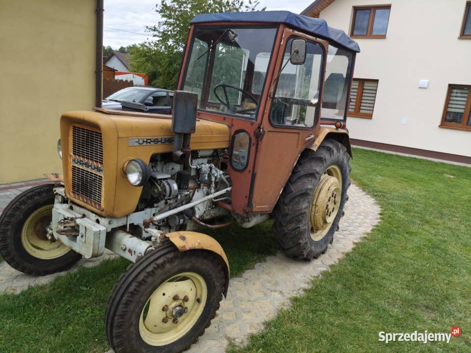 Traktor URSUS C330 z kabiną w jednych rękach