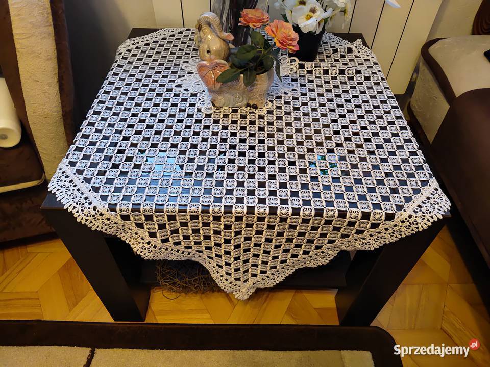 Komoda i szklany stolik