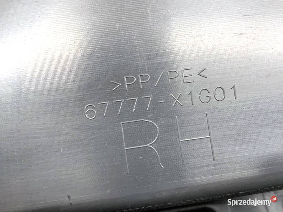 BOCZEK DRZWI PRAWY PRZÓD TOYOTA COROLLA E21 Tapicerki samochodowe Motoryzacja