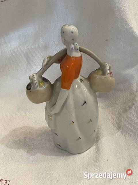 orcelanowa figurka kobieta w stroju ludowym z
