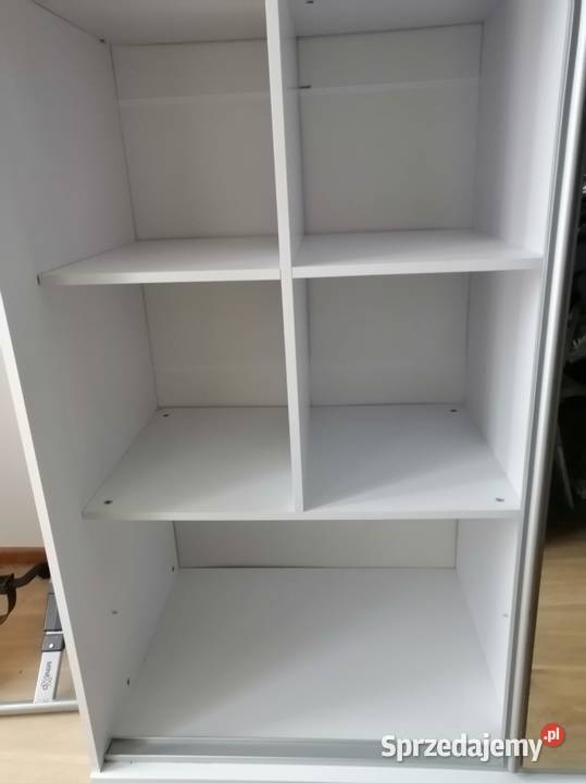 Trzydrzwiowa pojemna szafa