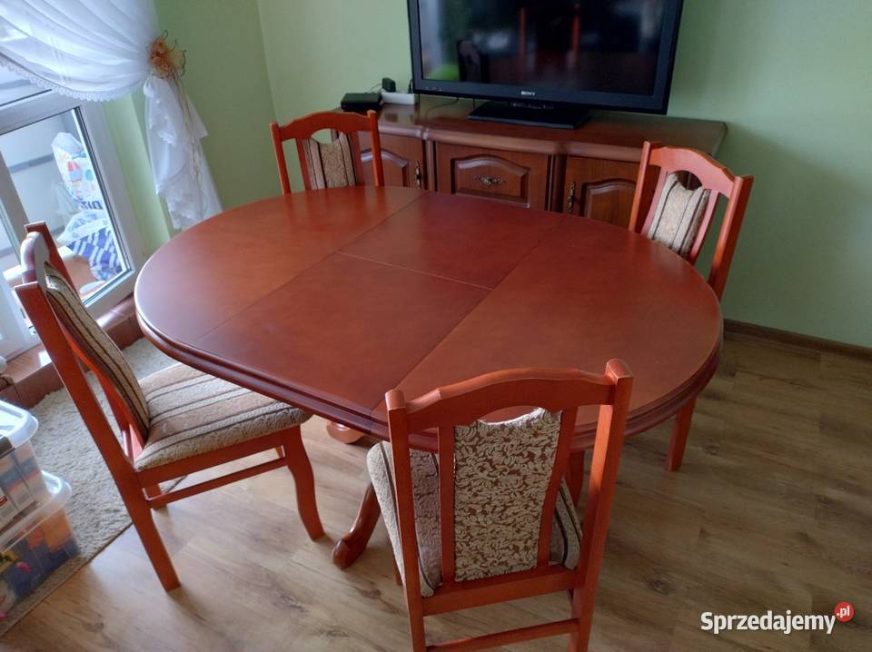 Stół z krzesłami