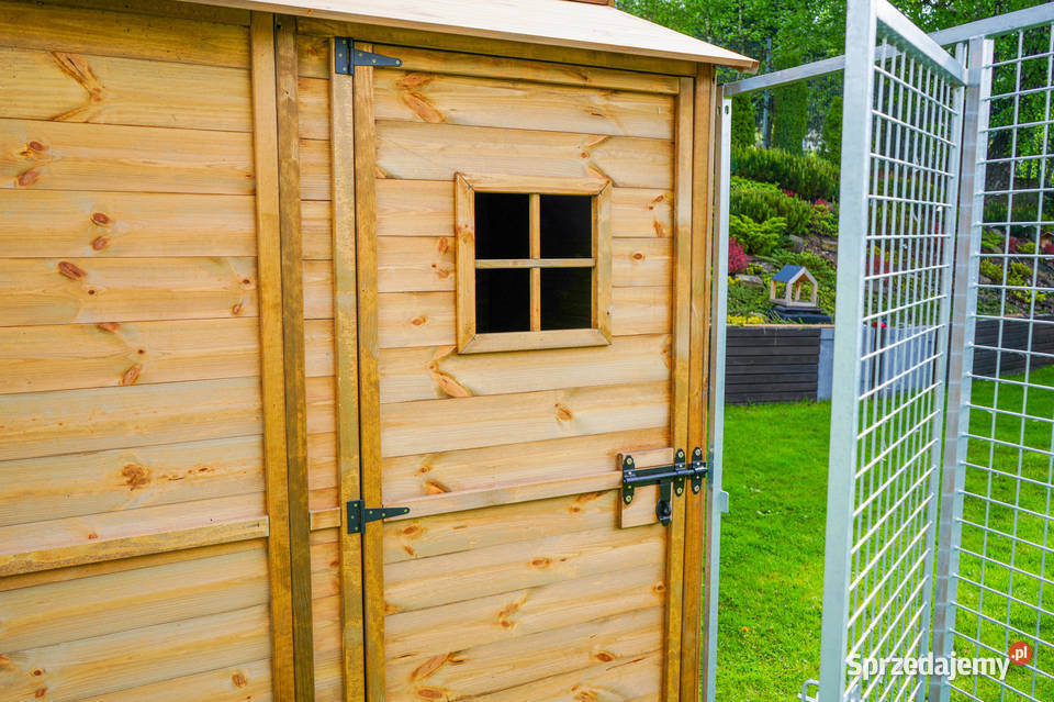 Kurnik z metalową zagrodą