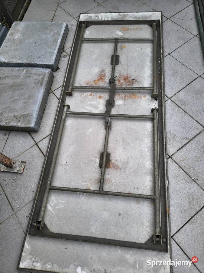Duży składany stół na metalowej postawie