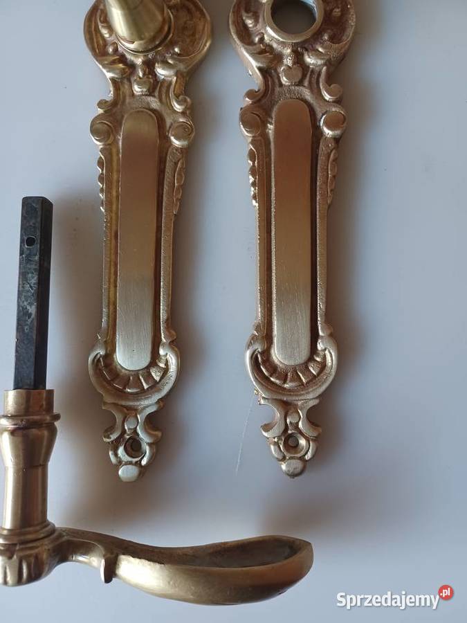 Mosiężne klamki i szyldy