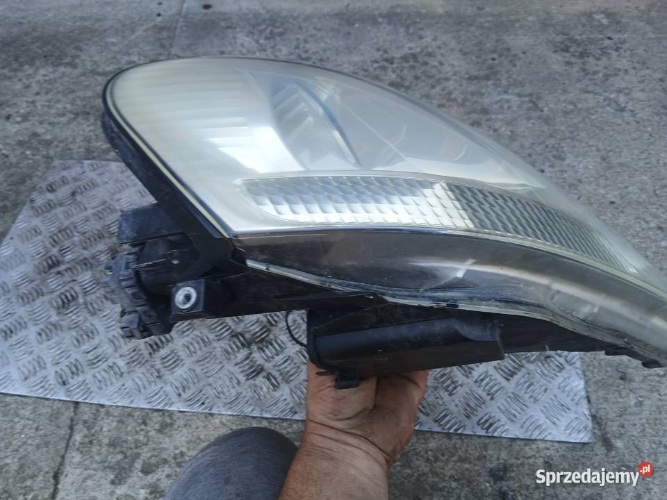 Lampa prawa przednia Toyota Avensis Verso 0103r Radłów