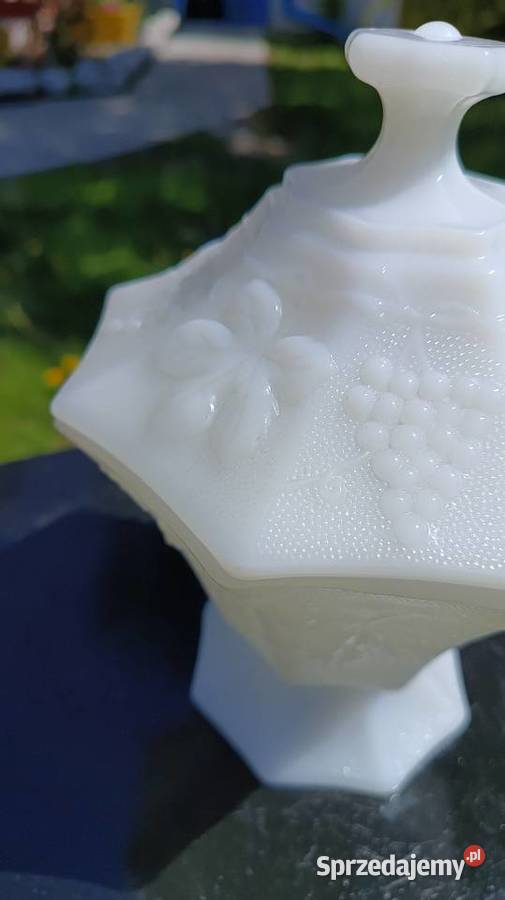 Zabytkowa biała cukiernica bombonierka z Porcelana i szkło łódzkie Aleksandrów Łódzki
