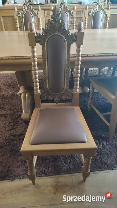 Drewniany stół z krzesłami w stylu rustykalnym z