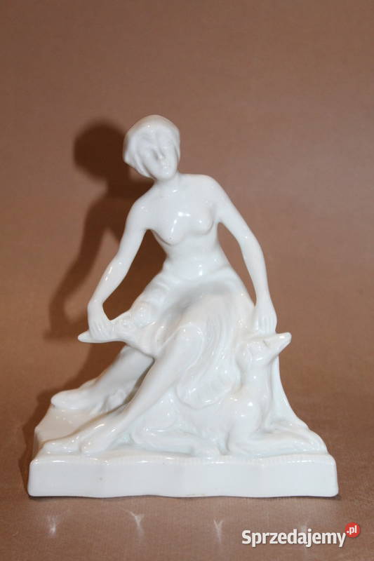 Biała figurka kobiety 835